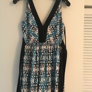 Sleeveless dress with belt ties